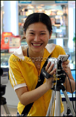 20080314-woman shoping for elctronics.jpg